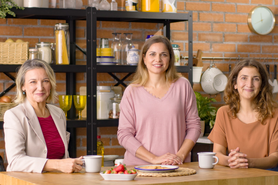 Eva Peñafiel con dos mujeres