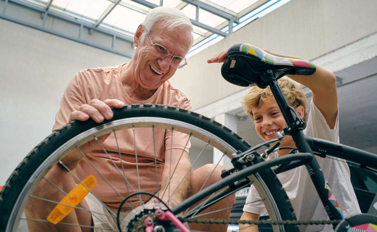 Abuelo con nieto y bicicleta