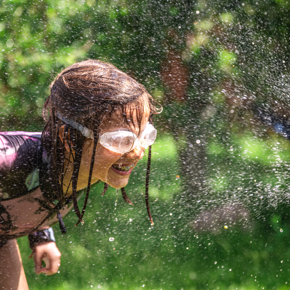 Niña jugando con el agua