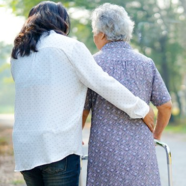 Cuidadora con anciana