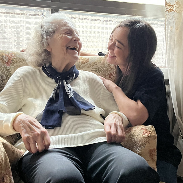 Cuidadora con anciana