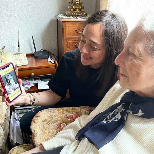 Cuidadora con anciana