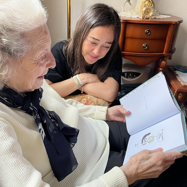 Cuidadora con anciana