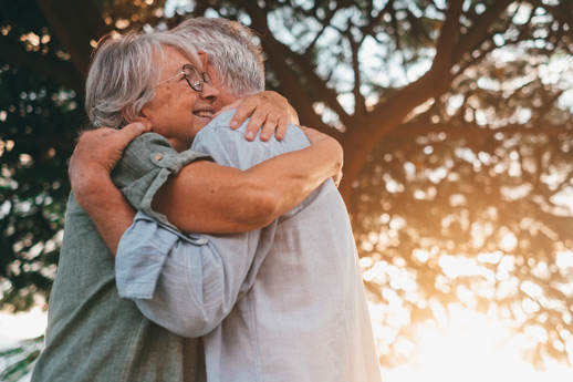 Mujer y hombre abrazandose