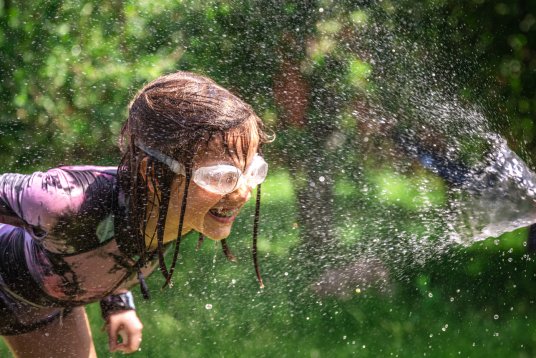 Niña jugando con el agua