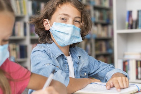 Niñas en clase con mascarilla