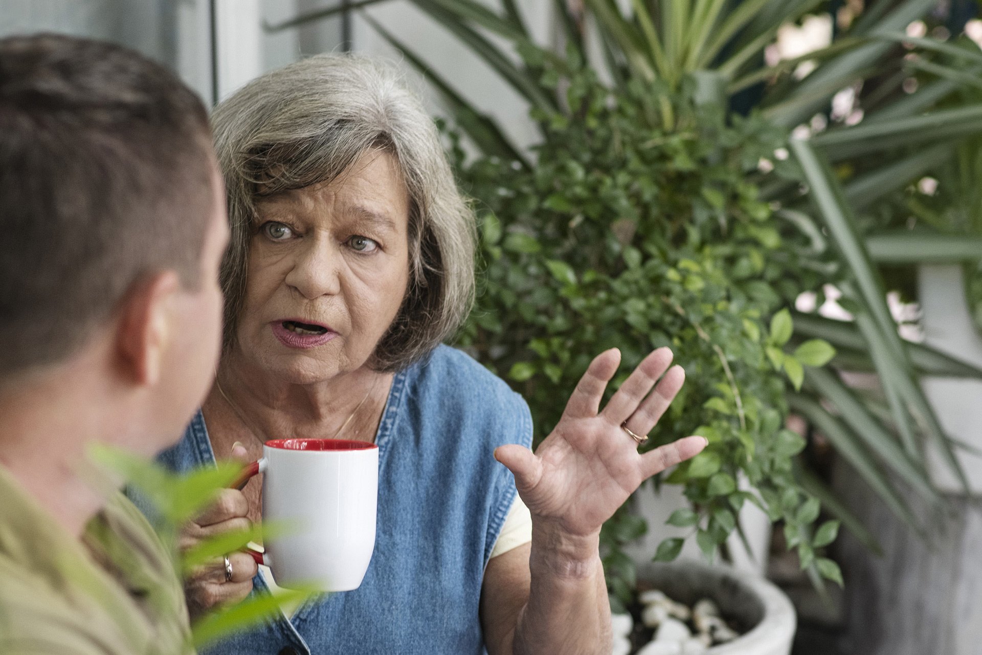 Mujer y hombre hablando