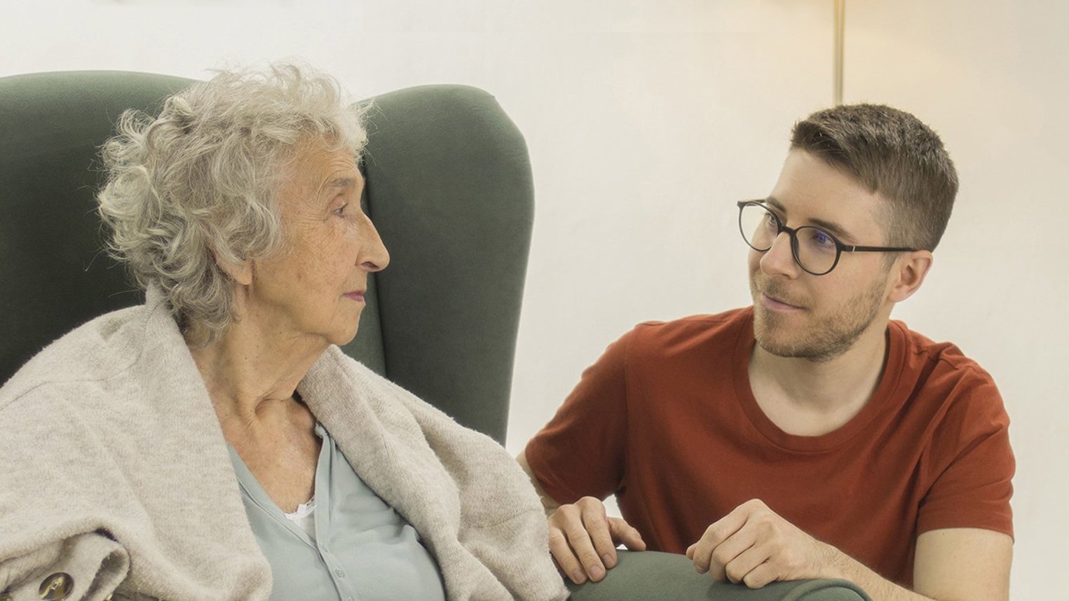 Anciana y cuidador